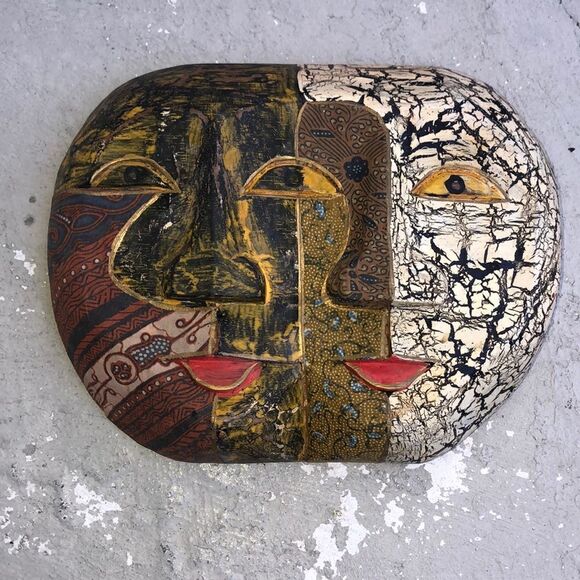 Hand carved Indonesian mask - Picture 1 of 3